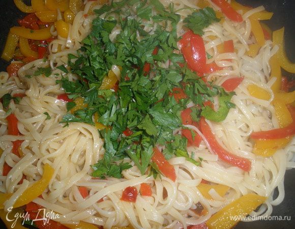 Отварить спагетти, откинуть на дуршлаг, выложить их к перцам и перемешать. Добавить еще соли и посыпать петрушкой. 