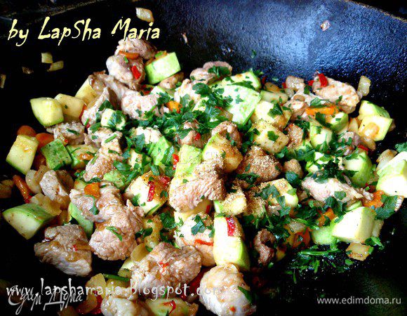 Добавим соль, мелкорубленную зелень, уцхо-сунели, черный перец. Вольем 100 мл. воды и не закрывая крышки потушим минут 5. 