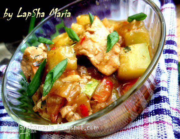 Затем добавим ещё 100 мл. воды и крахмал. Перемешаем, уменьшим огонь и закроем крышкой. Потушим минут 7-10. Кабачок должен остаться слегка хрустким, а мясо нежным. Соус получается густой, обволакивающий и очень вкусный. 