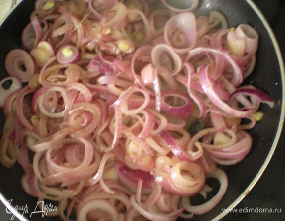 В оставшийся жир добавить 1 столовую ложку растительного масла и обжаривать лук до золотистого цвета.