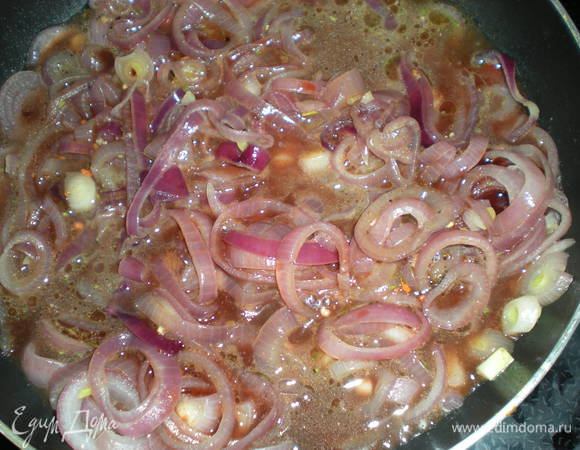 К луку влить вино и бульон. Тушить лук под крышкой на слабом огне 10 минут, затем добавить нарезанную кусочками печенку. Сбрызнуть все уксусом, посыпать коричневым сахаром, посолить и поперчить по вкусу. Снять с огня.