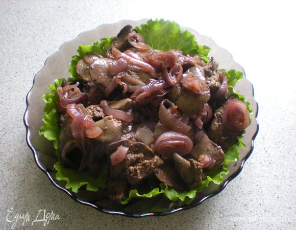 Куриную печенку с тушеным луком разложить на тарелку(и) и подавать на стол, полив соусом, образовавшимся при тушении. 