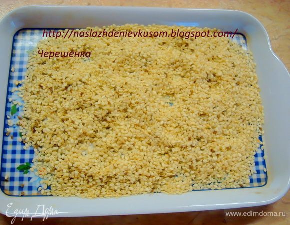 Пока тесто подходит, займемся начинкой, хотя ее приготовление много времени не занимает… Для начала насыпаем в плоскую мисочку или подносик кунжутное семя и перемешаем его с молотым бадьяном. Если бадьян у вас в звездочках, то просто растолките его в ступке, как я и сделала… 