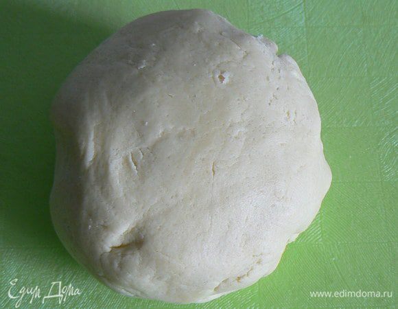 смешайте муку, разрыхлитель , сахар и подмешайте к маслянно-яичной массе, 