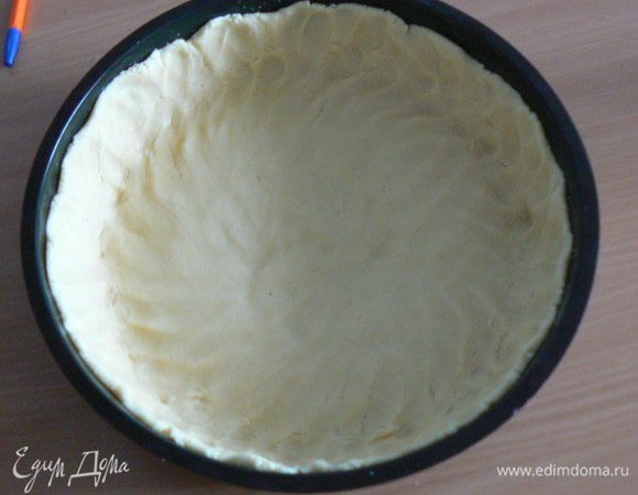 Выложите тесто в  форму  и сформируйте  бортики.