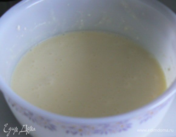 Сливочный сыр взбейте с сахаром. Добавьте  яйца,взбейте.