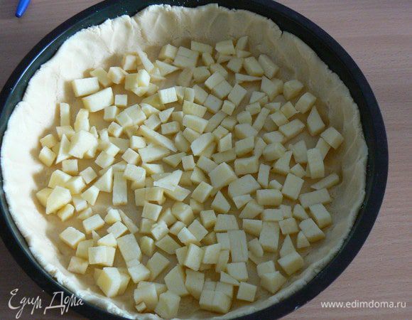 1 яблоко порежьте на мелкие кубики,выложите на тесто