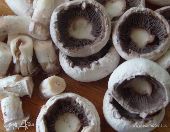 Отделить ножки грибов от шляпок.