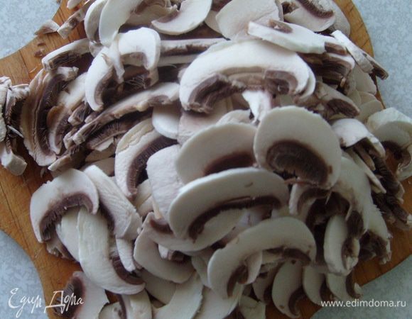 Шляпки нарезать тонкими ломтиками.