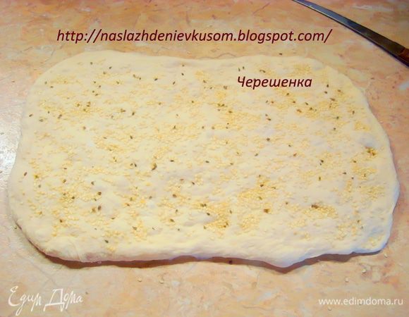 Посыпаем ¼ смеси кунжута и бадьяна (аниса) и пальчиками вдавливаем ее в тесто…