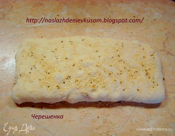 Оставшуюся треть прямоугольника теста накрываем сверху и снова посыпаем ¼ смеси семян и вдавливаем. Получился вот такой прямоугольник теста, состоящий из трех слоев…