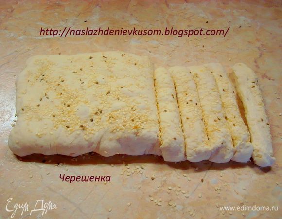 Разрезаем его поперек на полоски, шириной около 1см…