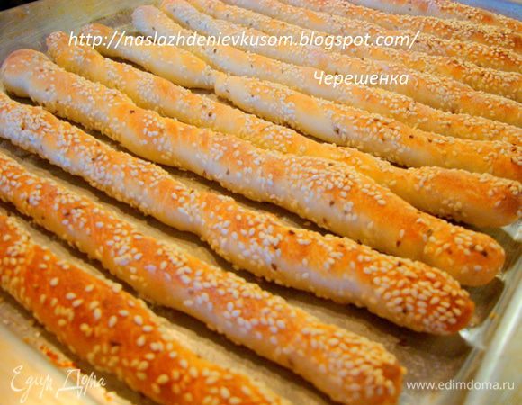 Накрываем полотенцем и ставим на расстойку на 20 минут… Выпекаем в заранее разогретой до 220 градусов (не менее чем 10 минут) духовке 8-15 минут (все зависит от духовки, у меня пеклись 12 минут) до золотистого цвета… Не забудьте, как только вы поставили противень с палочками в духовку, сбрызнуть ее стенки холодной водой из пульверизатора, а уже потом выпекать…