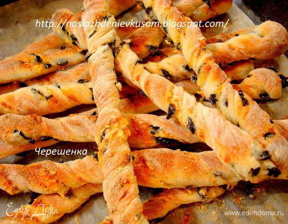 Противень ставим в духовку на средний уровень, сбрызгиваем водой из пульверизатора и выпекаем при 220 градусах 10-15 минут (у меня выпекались 15 минут) до золотистого цвета… При желании вы можете после расстойки палочки с обеими начинками смазать смесью яйца и молока (на 1 яйцо 3 ст.ложки молока), чтобы они были еще более румяные, но мне хотелось сделать их в чистом виде, так сказать по-деревенски, поэтому я обошлась без дополнительной смазки…