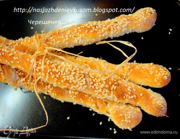 Ну вот, палочки готовы. Попробую немного рассказать о них. Первый вариант оказался чудо как хорош: приятный, пряный аромат бадьяна, чудесный вкус кунжута составили единый гармоничный союз. Очень вкусные палочки с вином, а можно и просто так: окунать в оливковое масло и кушать… По мне так немного не хватило соли, поэтому я бы масло дополнительно присолила морской солью… Рекомендую!!!