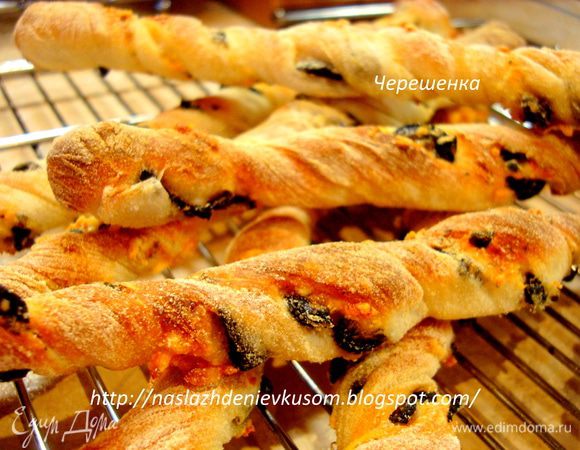 Если первый вариант был чудесен, то второй меня просто покорил!!! Да и гостям палочки с маслинами, сыром и травами понравились больше (хотя это их не остановило слопать и с кунжутом все подчистую;))) Представьте себе: немыслимый аромат прованских трав, сыр, маслины, мякиш и хрустящая корочка в панировке из кукурузной муки!!! Это бомба!!! Муж на следующий день пришел с работы и сказал, что целый день их вспоминал;))) Для меня это комплимент;)))