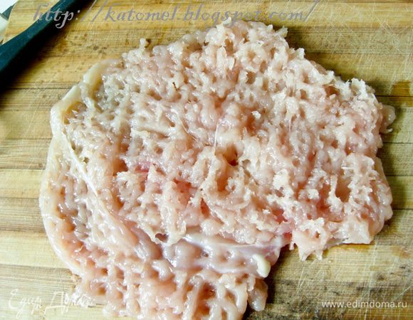 Куриное филе хорошо отбить. Разрезать каждый отбитый кусок на 3 части. Посолить и поперчить каждый кусочек. 