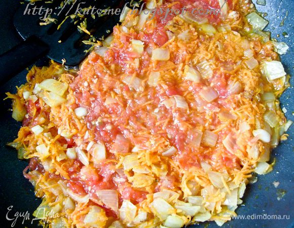 Лук мелко нарезать. Натереть морковь на мелкой терке. Мелко порубить чеснок. Томаты ( 2 шт.) потереть на терке. Лук с морковью поссеровать несколько минут на растительном масле. Добавить чеснок и перетертые томаты и также тушить несколько минут. Добавить соль, перец. 