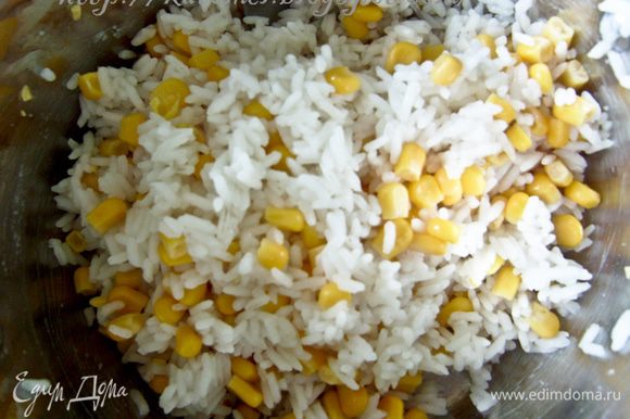 Рис отварить с небольшим количеством соли. Добавить к готовому рису кукурузу и перемешать.