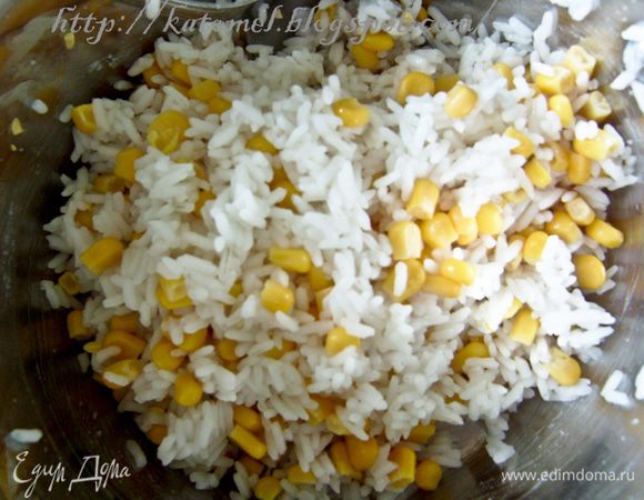 Рис отварить с небольшим количеством соли. Добавить к готовому рису кукурузу и перемешать. 