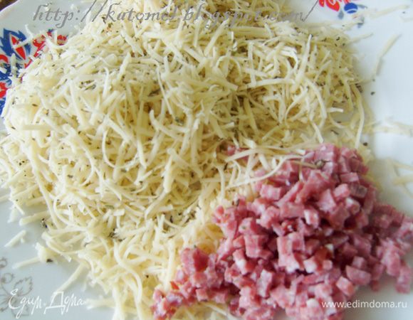 Натереть сыр на мелкой терке, добавить к сыру сушеный базилик и перемешать. Бекон очень мелко нарезать. 