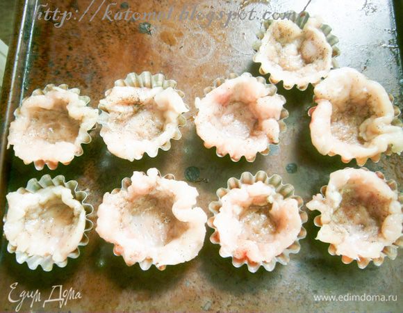 Теперь "сборка". Смазать формочки для маффинов растительным маслом. Выстелить каждую формочку отбитым куриным филе. 