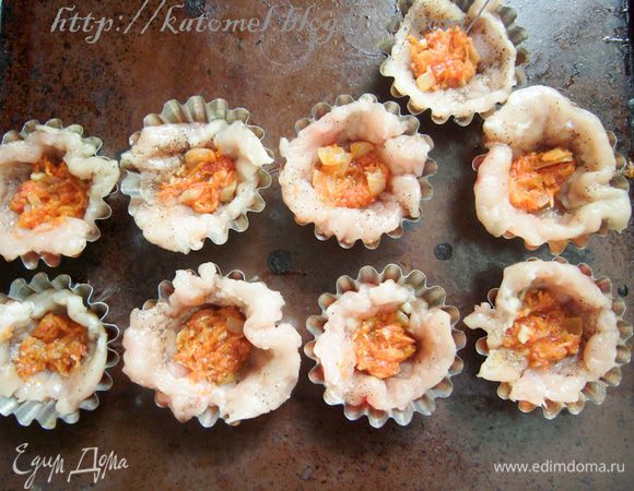 На дно положить примерно по 1 ч.л. овощной начинки. 