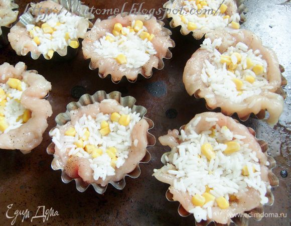 Сверху выложить "кукурузный" рис (почти до верха) и немного утрамбовать ложкой. 