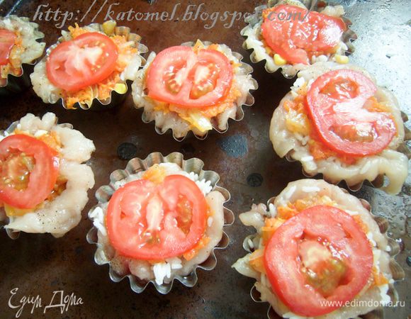На рис выложить оставшуюся овощную начинку. Соком, выделившимся от начинки залить тарталетки. На начинку выложить по тонкой дольке помидора. 