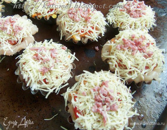 На помидор выложить сыр. На сыр выложить мелко рубленый бекон. 