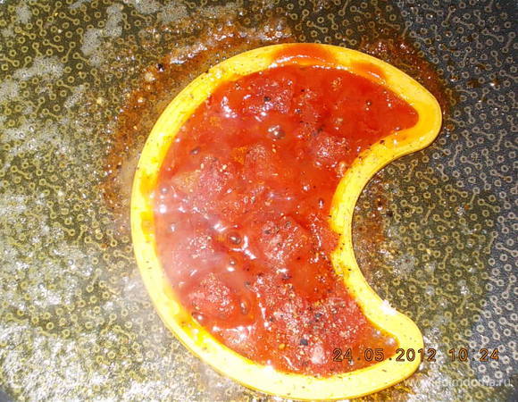 в разогретое масло добавить очищенные ,мелко нарезанные томаты,соль,перец