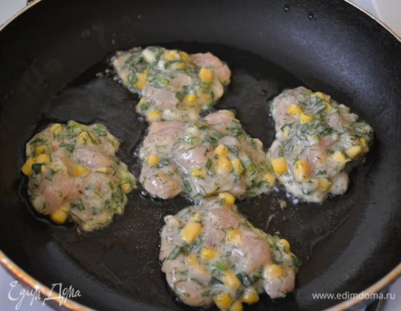 На сковородку выкладываем ложкой массу и жарим, лучше под крышкой.