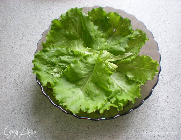 Подготовить тарелку с зеленью