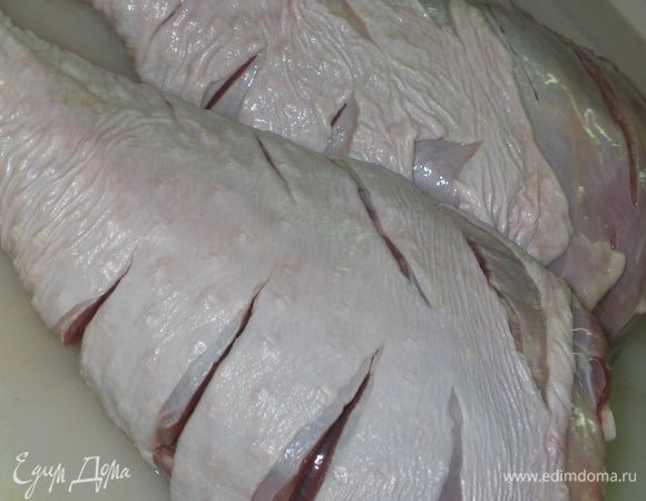 Голень индейки хорошо промыть, обсушить и надрезать острым ножом в нескольких местах до глубины примерно 2 см