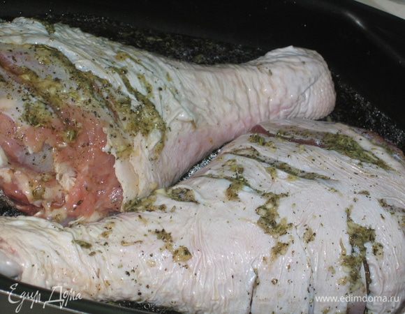 Натереть  индейку подготовленной ранее смесью, стараясь, чтобы она проникла во все прорези. Уложить голени в форму для дальнейшего запекания и залить их квасом. Накрыть пленкой и поставить в холодильник мариноваться на какое-то время…я оставила на ночь…можно несколько раз перевернуть голени