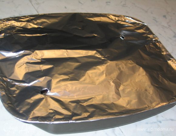 По истечении времени маринования убрать пленку, добавить сливочное масло, накрыть фольгой, плотно закрепив края и проделав ножом два небольших отверстия (прорези) для выхода лишнего пара. Поставить в разогретый до 250 градусов духовой шкаф. Готовить примерно два 1,5 – 2 часа по следующей схеме:
