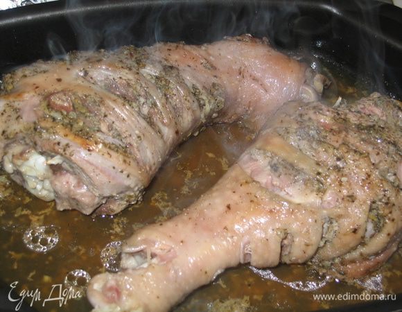 Первый час запекаем под фольгой при температуре 250 градусов…по истечении этого времени образуется бульон (наваристый и прозрачный), индейка выглядит таким образом: