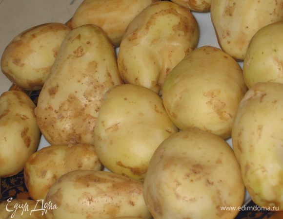 Картофель почистить или просто хорошенько промыть щеточкой, ели он молодой и свежий, какой был у меня