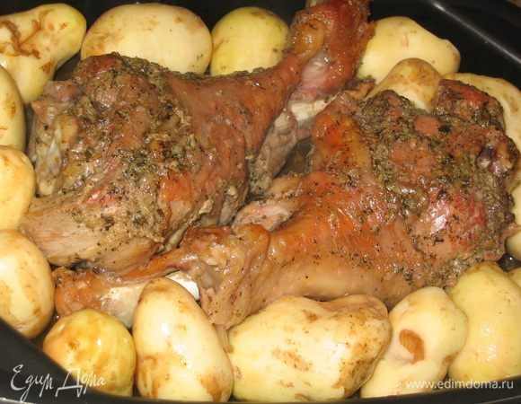 Уложить в форму заготовленный картофель, полить сверху соусом из-под индейки…накрыть все той же фольгой и запекать дальше…