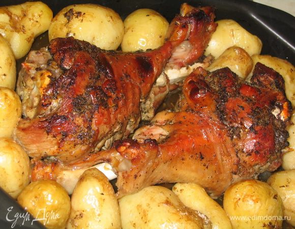 Через 30 минут убрать фольгу, снова полить все соусом из-под индейки и поставить запекаться в открытом виде еще на 20-30 минут до золотистого цвета…при этом по всему дому разносится неимоверный аромат…не подобрать подходящих слов