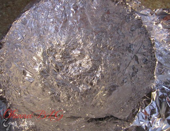 Глубокую тарелку застелить фольгой или пищевой пленкой ( лучше пленкой).