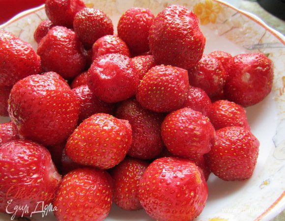 Клубнику вымыть, удалить хвостики.