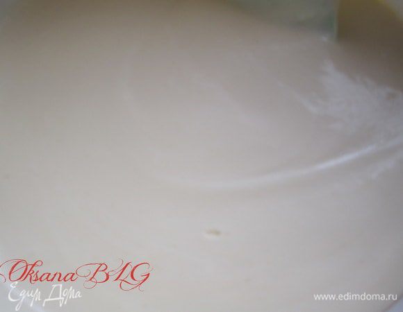 Суфле. Желатин залить горячей водой (100 мл.) оставить на 5 минут. Сметану, творог, сахар взбить в блендере, добавить распущенный желатин, взбить.