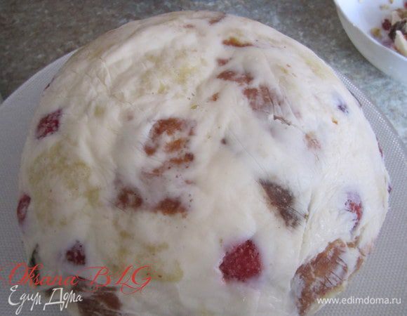 Перевернуть торт на блюдо.