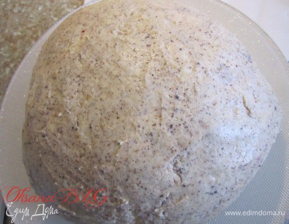 Покрыть торт масляным кремом, можно в крем немного добавить бисквитной крошки