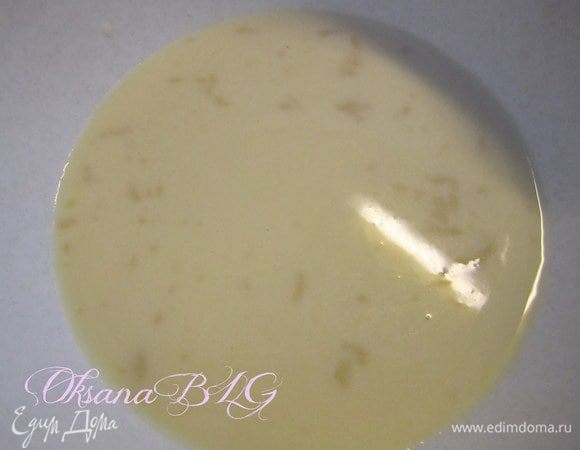 В теплое молоко добавить сахар, раскрошить дрожжи.