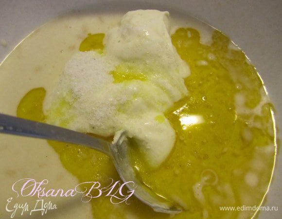 Добавить сметану, растительное масло.