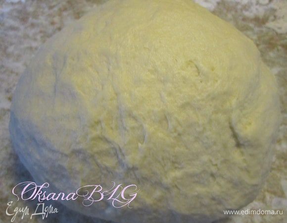 Добавить муку, соль, замесить мягкое не липкое тесто. Вначале добавить 400 гр. муки, затем по мере замеса можно еще добавить, но нужно быть аккуратным, так как при замесе тесто и без муки становится не липким, эластичным. Нужно добавлять понемножку муки, посыпая стол. Если добавить много муки, будет сильно тугое.