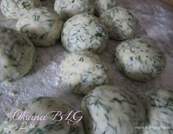 Когда тесто подошло, разделить его на 2 части, одну больше вторую чуть поменьше. В большую часть теста добавить измельченный укроп, сформировать 12-14 шариков.