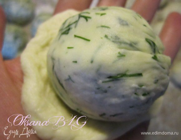 В белое тесто завернуть тесто с укропом.
